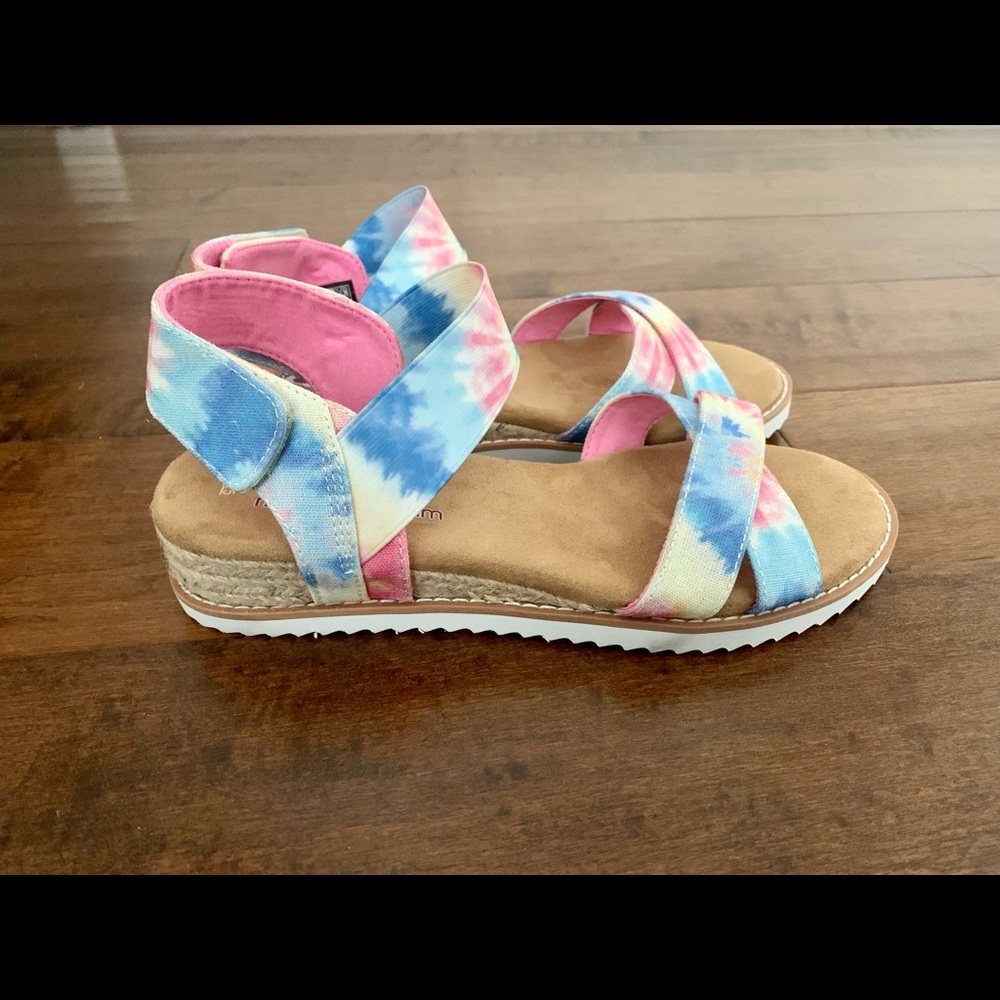 Bobs Sketchers memory foam tie dye sandals size 7.5 W 7.5W